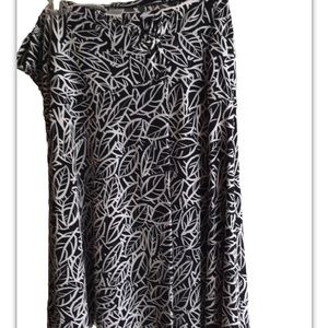 Women Flared Maxi Skirt Stretch Black & White Sz MED Worthington Coastal Granny
